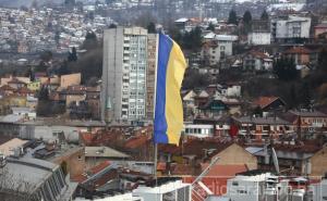 Zastava Ukrajine krasi zgradu Delegacije EU u Sarajevu